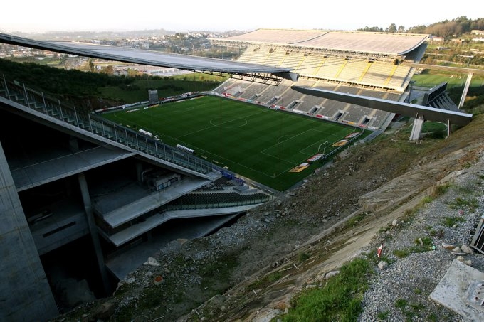 Dünyanın En  Sıra Dışı 10 Stadı 3