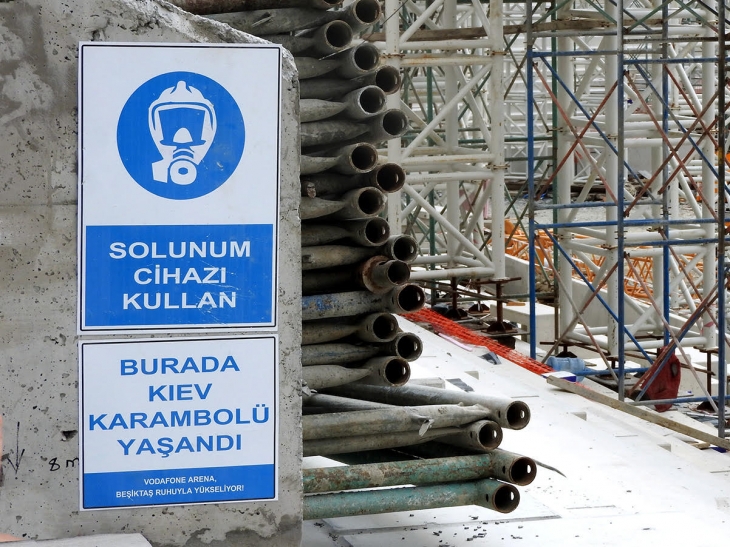 Beşiktaş Stadı İnşaatındaki Efsane Uyarı Levhaları 10