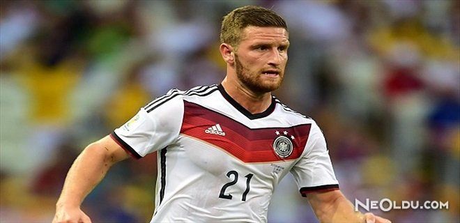 Shkodran Mustafi Kimdir