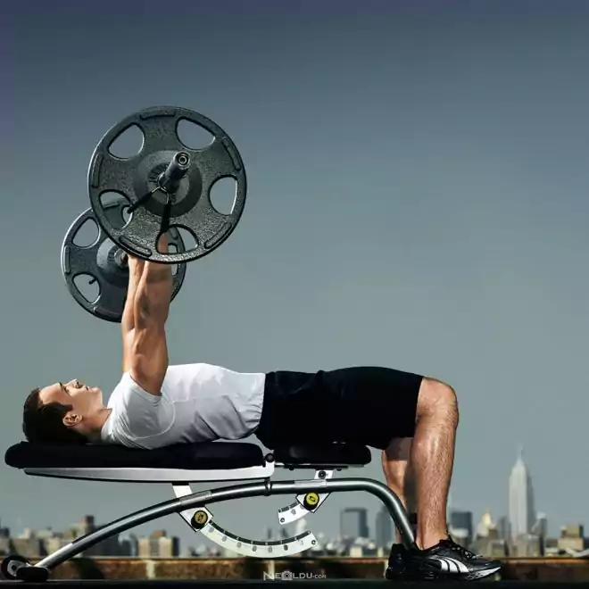 Göğüs kaslarını geliştiren Bench Press hareketi