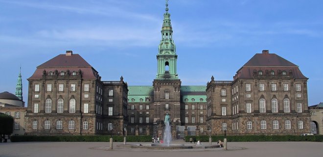 christiansborg-sarayi.jpg