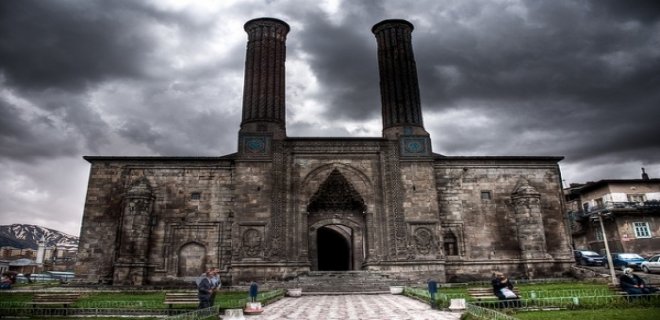 çifte minareli medrese