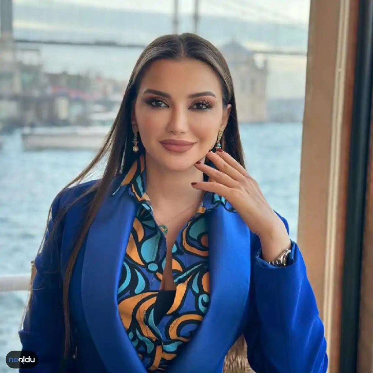 Esra Ezmeci Kimdir?