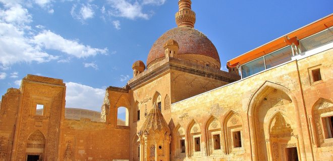 ishak-pasa-sarayi-camii.jpg