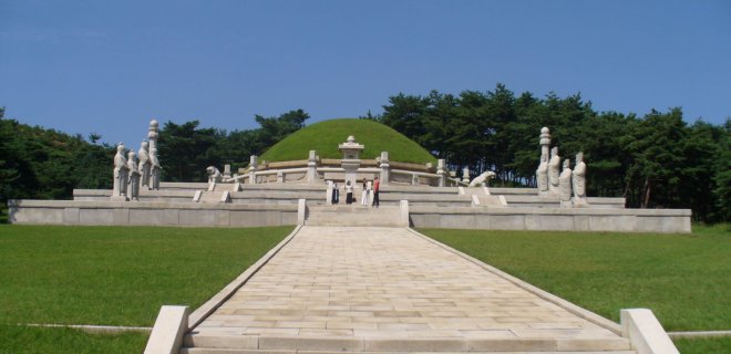 tomb-of-king-wanggon.jpg